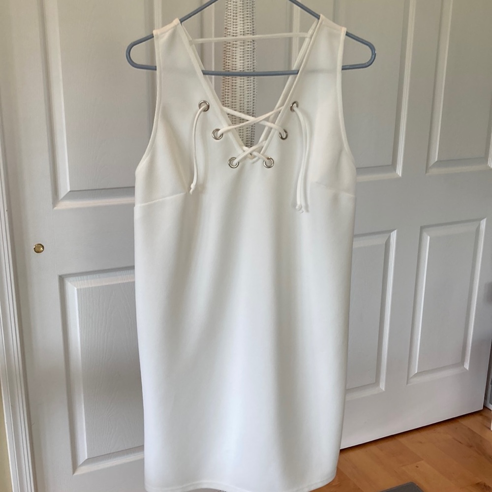 Ladies New White size L Leith Dress Sleeveless with tie front V back